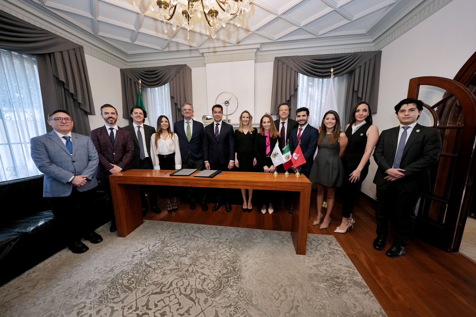 Entregan Municipio de Querétaro y Banco Santander México mil becas para fortalecer la educación financiera de jóvenes